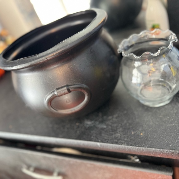 Set of 2 bowls, one black deep plastic one glass round with accented edges. - Picture 2 of 8